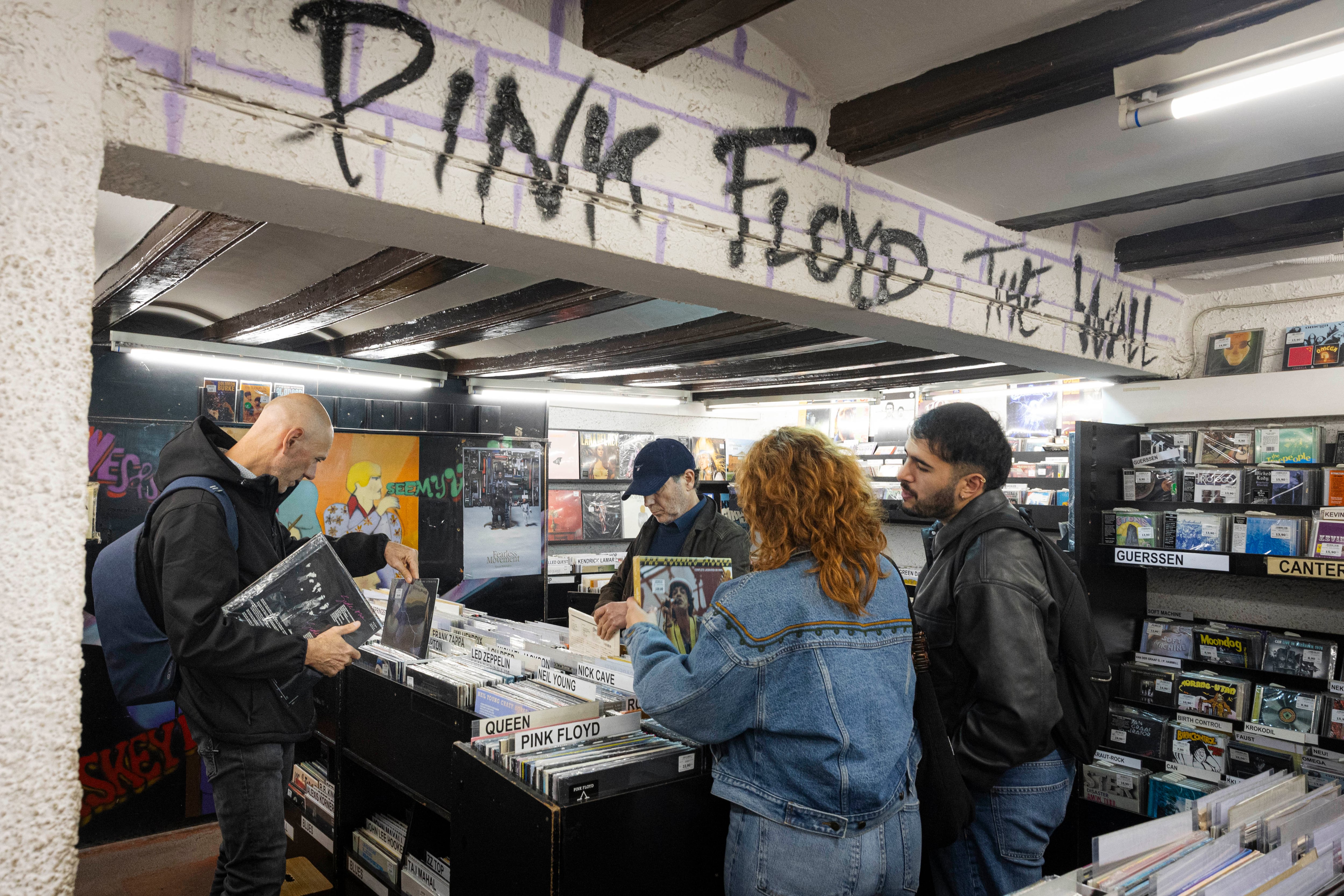 El furor por lo “vintage” entre los jóvenes mantiene vivas a las tiendas de discos en Barcelona