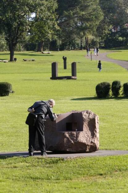 Un hombre pasea por el parque en Chillida-Leku en 2011.