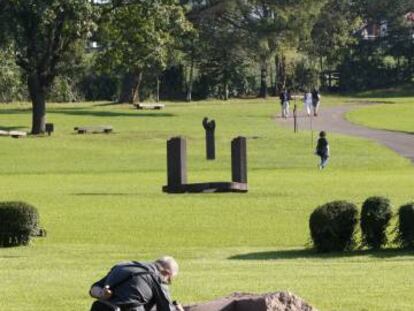 Un hombre pasea por el parque en Chillida-Leku en 2011.