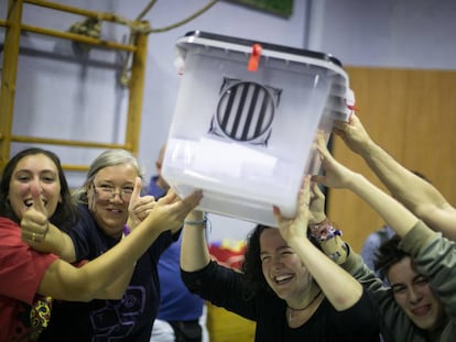 Abraçades i alegria a les 8 de la tarda a l'IES Reina Violant després de la clausura del col·legi electoral.