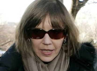 La ex reportera de &#39;The New York Times&#39; Judith Miller, al salir de un tribunal de Washington, el martes.