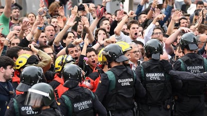 Actuación policial de la Guardia Civil en Sant Julià de Ramis el 1 de octubre de 2017.