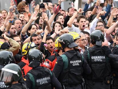 Actuación policial de la Guardia Civil en Sant Julià de Ramis el 1 de octubre de 2017.