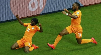 Gervinho e Drogba comemoram o gol da vitória.