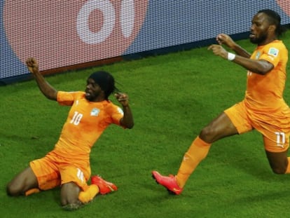 Gervinho y Drogba celebra el gol del triunfo.
