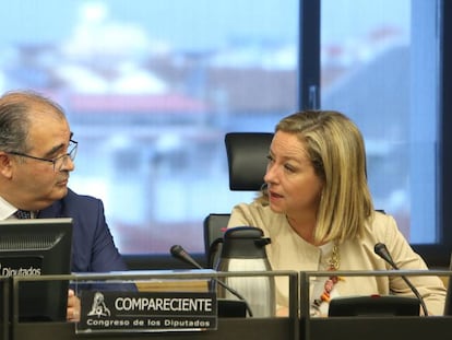 El expresidente del Banco Popular Ángel Ron y la diputada de Coalición Canaria, Ana Oramas, en la Comisión de Investigación del Congreso.