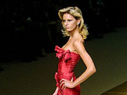 Modelo de Valentino, en los desfiles de París. PLANO ENTERO - ESCENA