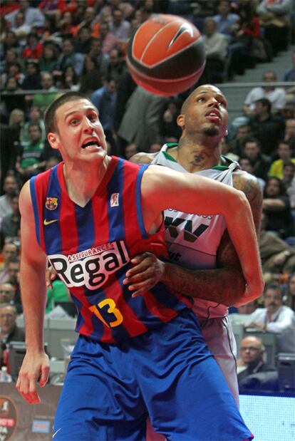 Perovic y McDonald forcejean durante el partido.