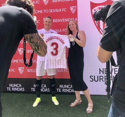 Malena Norman posa junto al futbolista Ludwig Augustinsson en la presentación del jugador sueco con el Sevilla FC en agosto de 2021.