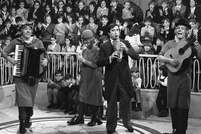 Desde la izquierda, los payasos Miliki, Fofó, Gaby y Fofito cantan una canción en su programa de televisión, el 10 de enero de 1974.
