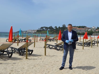 El alcalde de Sanxenxo, Telmo Martín, posa ante las cuadrículas para bañistas de la playa de Silgar.