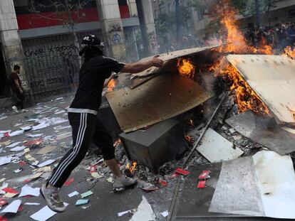 Un manifestante en una protesta en Santiago de Chile. / REUTERS