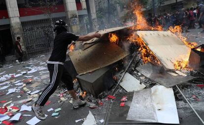 Un manifestante en una protesta en Santiago de Chile. / REUTERS