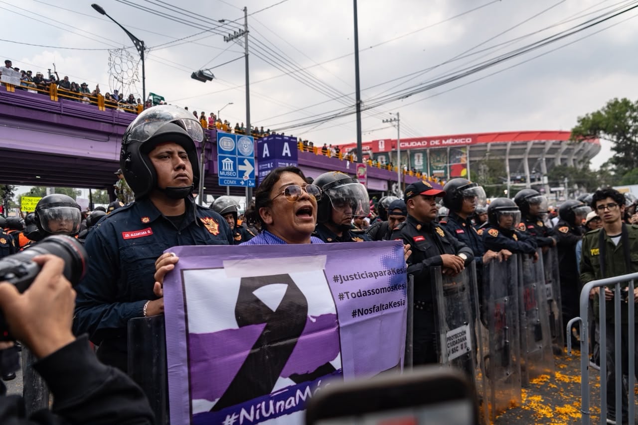 Colectivos de familiares de personas desaparecidas protestan en las inmediaciones del Estadio Azteca, este jueves.