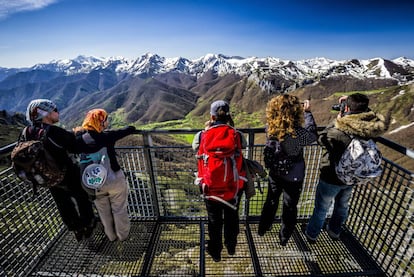 Fuente Dé Cable (Cantabria). This lookout is located 1,850 meters above sea level, next to the main cable car station. From here, visitors can enjoy spectacular, panoramic views of the central plains of the Picos de Europa mountain range up to the Cantabrigian mountains.