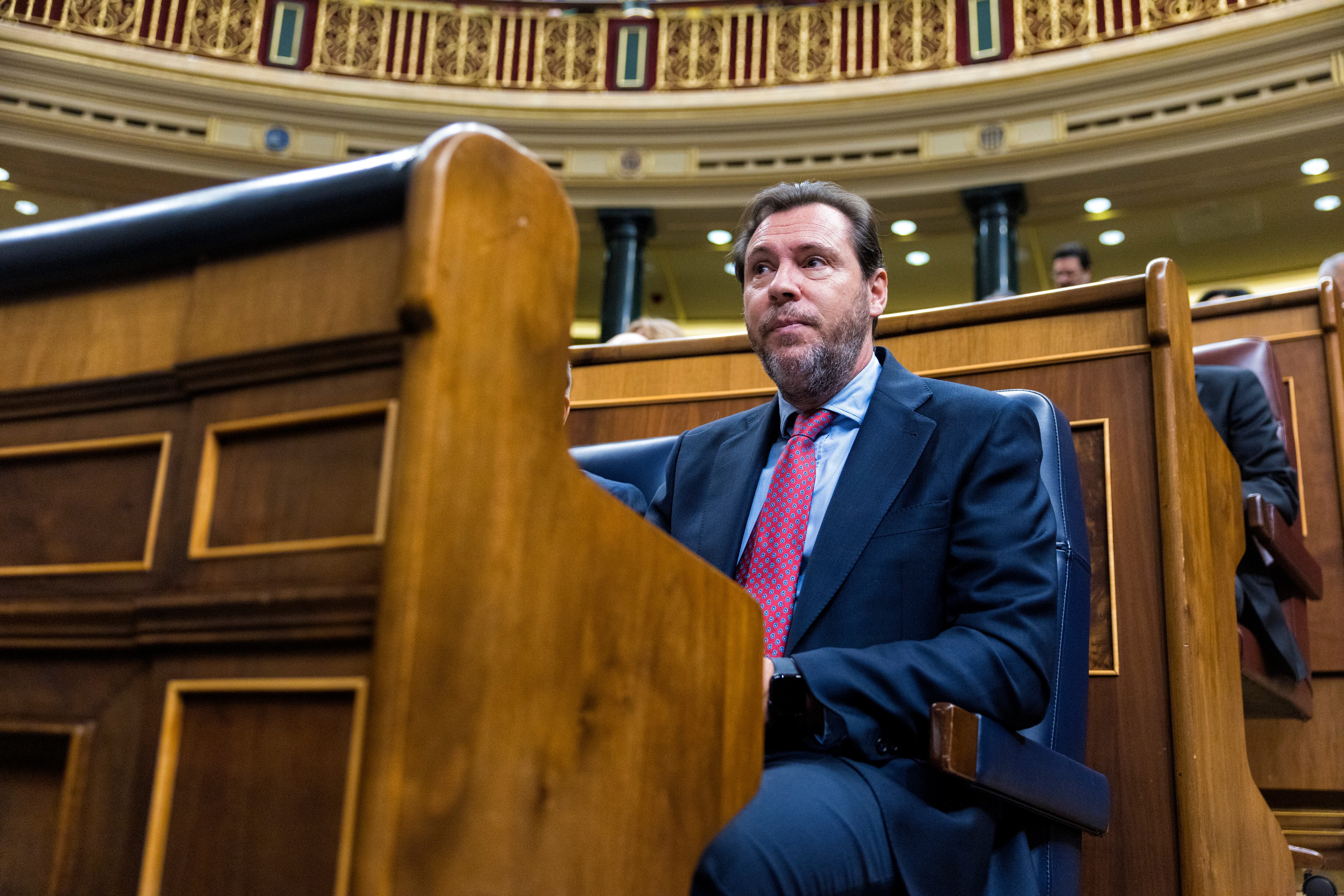 El ministro de Transportes, Óscar Puente, durante una sesión de control al Gobierno, en el Congreso de los Diputados, el 11 de febrero.