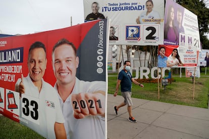 Fotografía de varios carteles electorales, el pasado 15 de marzo en Lima, capital de Perú.