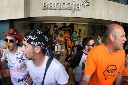 Medio centenar de afectados por el deshaucio e 'indignados' han protestado en la sede de Bancaja.