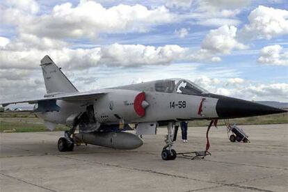 Un 'Mirage F-1' en el Centro Logístico de Armamento y Experimentación (CLAEX) del Ejército del Aire en la base aérea de Torrejón de Ardoz (Madrid).