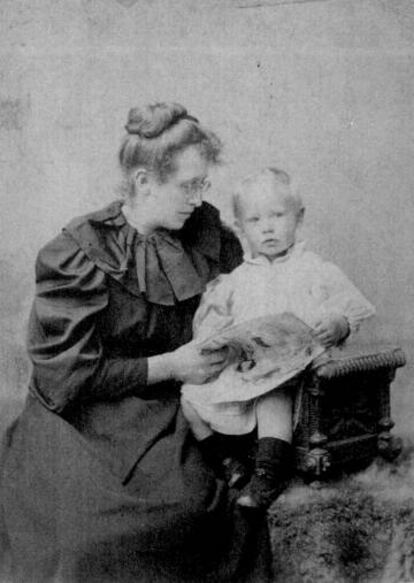 Constance Garnett y su hijo en la década de 1890.