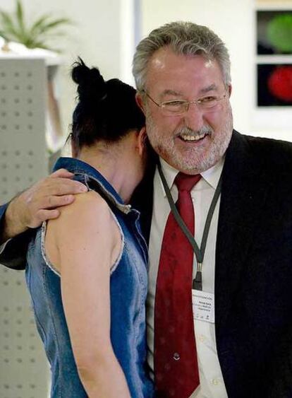 Bernat Soria, felicitado ayer por una emocionada trabajadora en el centro sevillano de Biología Molecular.