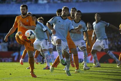 Nacho toca el balón a la salida de un corner