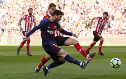 Messi dispara davant l'oposició d'Íñigo Martínez.