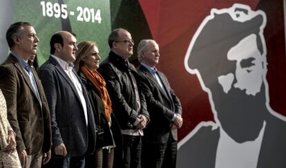 El presidente del PNV, Andoni Ortuzar, junto al lehendakari Urkullu y otros dirigentes del partido en el homenaje a Sabino Arana en Sukarrieta.