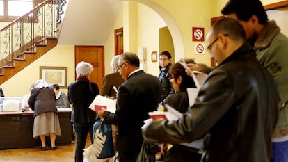 Colas para votar en el Consulado General de España en Lima (Perú) para las elecciones del 26-J.