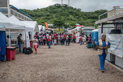 Voluntarios y migrantes el pasado 25 de julio en  El Pescadero, un centro de asistencia habilitado por el Gobierno hondureño para estas personas.