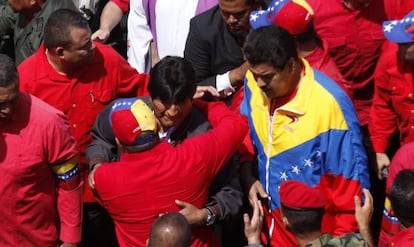 El presidente de Bolvia, Evo Morales, y el vicepresidente venezolano, Nicolás Maduro acompañan el féretro de Hugo Chávez.