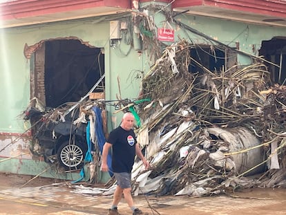 Un coche arrastrado dentro de un edificio por las inundaciones, en el municipio de Paiporta, en la Comunidad Valenciana, este miércoles.