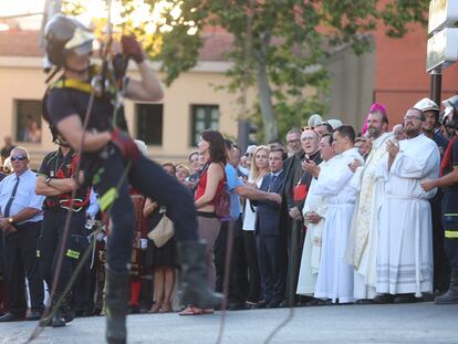 Los bomberos de Madrid cumplirán este sábado con la tradición de bajar el cuadro de la Paloma aunque la Covid impida la procesión.