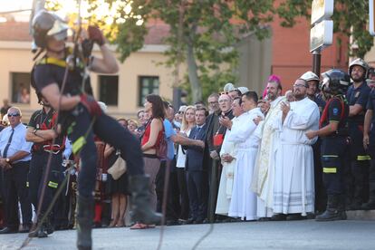 Los bomberos de Madrid cumplirán este sábado con la tradición de bajar el cuadro de la Paloma aunque la Covid impida la procesión.