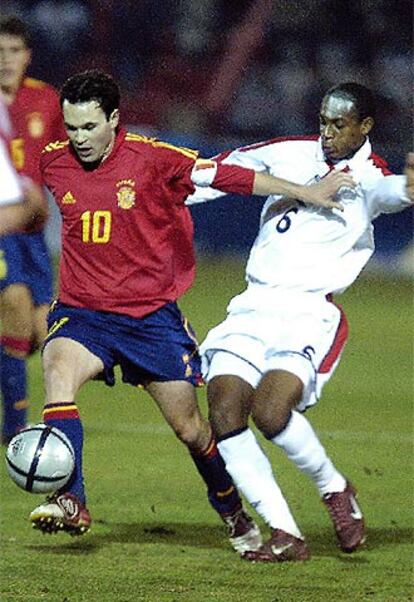 Iniesta disputa la pelota a un jugador inglés en el España-Inglaterra sub 21.