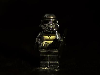 Un muñeco de LEGO de un soldado imperial.