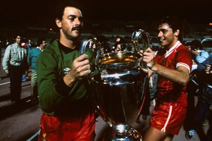 On May 30, 1984, the soccer team Liverpool won the European Cup in Rome. In this photo, Michael Robinson (r) holds the trophy with his teammate Bruce Grobbelaar.
