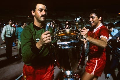 On May 30, 1984, the soccer team Liverpool won the European Cup in Rome. In this photo, Michael Robinson (r) holds the trophy with his teammate Bruce Grobbelaar.