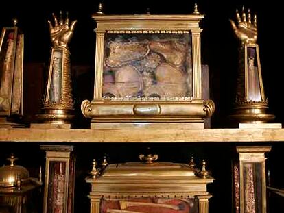 Uno de los relicarios que coronan el retablo pintado por Federico Zuccaro.