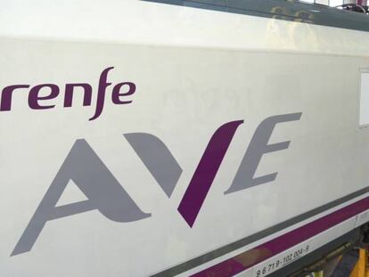Trabajos de rotulación sobre un tren de alta velocidad con el nuevo logotipo del AVE de Renfe.
