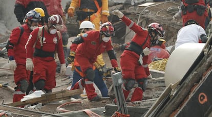 Los equipos de rescate en un edificio derrumbado de la Ciudad de México.