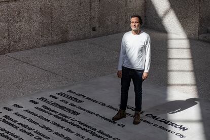 Miguel Calderón en su exposición, en el Museo Rufino Tamayo.