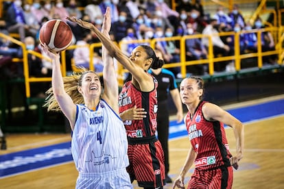 Leo Rodríguez lanza ante Gardner. Sonia Cañada (Fiba)