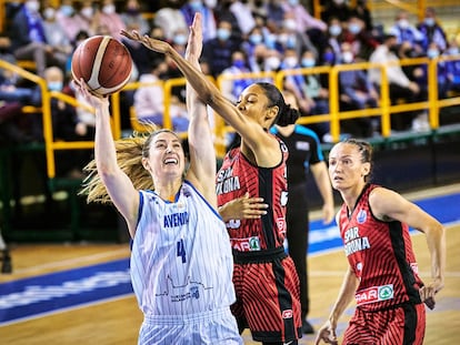 Leo Rodríguez lanza ante Gardner. Sonia Cañada (Fiba)