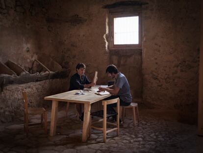 Crespí Quintana y Cifuentes, en una sala de su estudio desde donde se diseñan los muebles de Amarar.