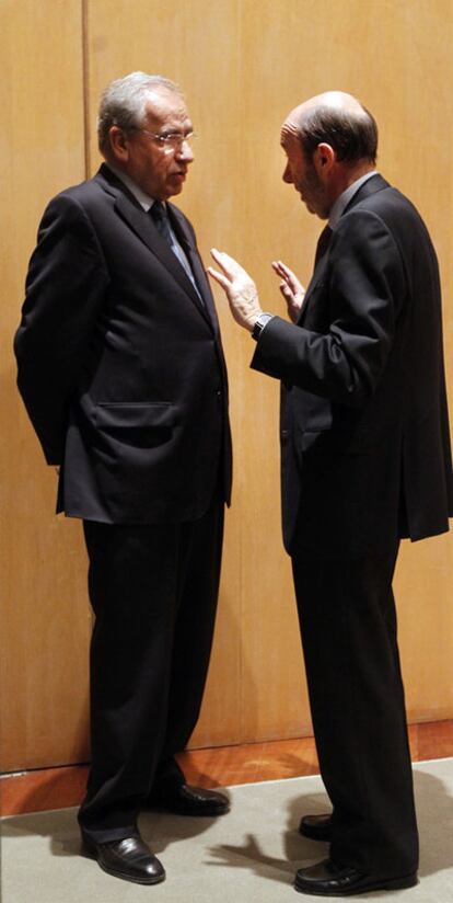 Rubalcaba y Guerra, ayer en el plenario del grupo socialista.