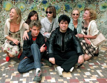 El director de cine Pedro Almodóvar posa con las actrices de su película 'Todo sobre mi madre' en su presentación en Barcelona. De izquierda a derecha, arriba: Cecilia Roth, Candela Peña, Antonia Sanjuan, Rosa Maria Sardà, Marisa Paredes. Abajo: Eloy Azorín y Pedro Almodóvar.