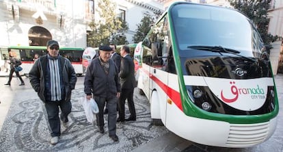 Imagen del tren tur&iacute;stico que conectar&aacute; la Alhambra con el centro de Granada.