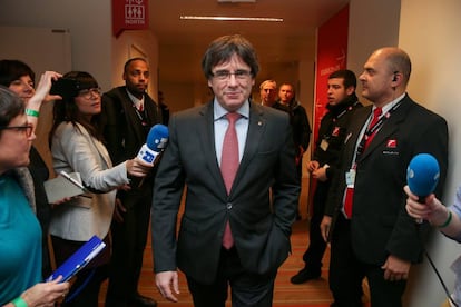 El expresidente de la Generalitat y candidato de Junts per Catalunya, Carles Puigdemont (c), llega al centro de Convenciones de Bruselas para seguir los resultados de las elecciones regionales catalanas.