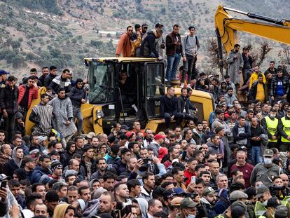 Cientos de marroquíes siguieron el rescate de Rayan, en la aldea de Egrán, desde cerca este sábado.